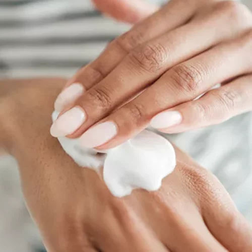 Οι σούπερ ενυδατικές κρέμες χεριών που δεν πρέπει να λείπουν απ' την τσάντα σου φέτος