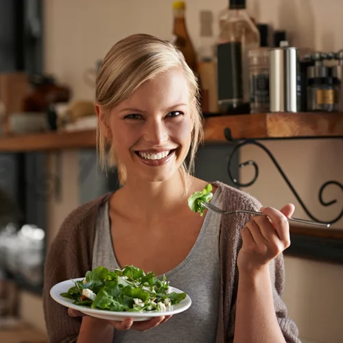 Οι διατροφικές συνήθειες που θα σε κάνουν να δείχνεις λαμπερή και νεότερη