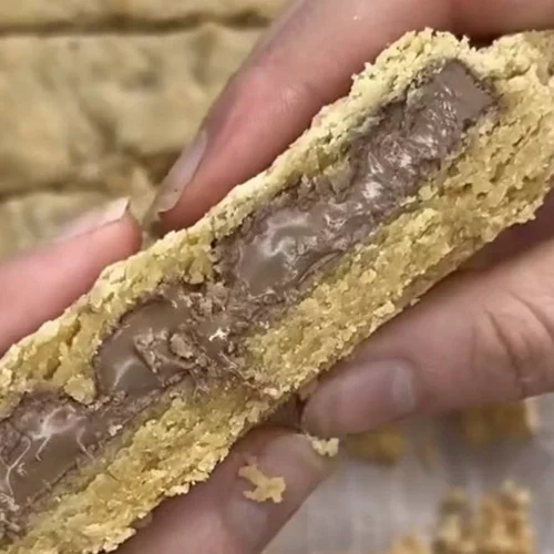 Συνταγή για το πιο λαχταριστό μπισκοτοκέικ με γέμιση σοκολάτας - χωρίς μίξερ