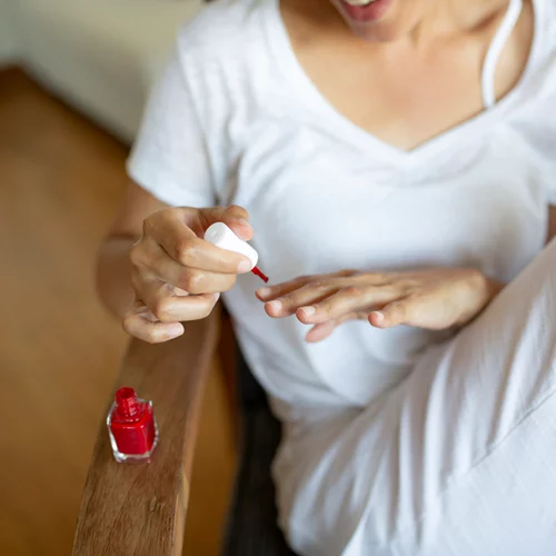 Βερνίκι νυχιών στα ρούχα/έπιπλα/χαλί; Πώς θα το αφαιρέσεις εύκολα