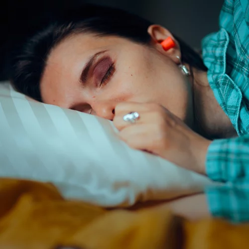 Σκουλαρίκια στον ύπνο; Γιατί πρέπει να τα βγάζεις πριν κοιμηθείς - Τι λένε οι δερματολόγοι