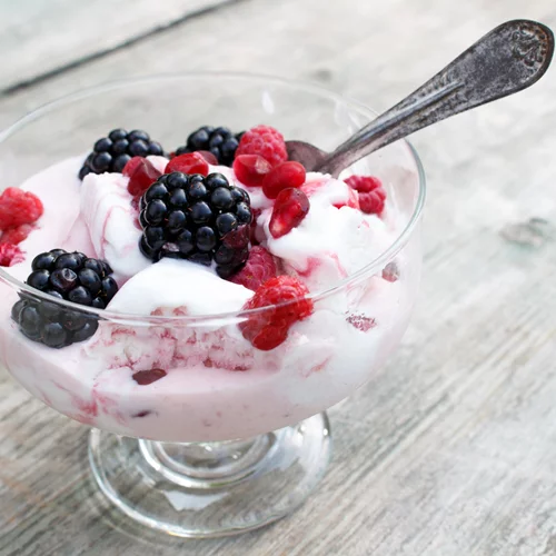 Γιαούρτι με φρούτα του δάσους: Πώς θα φτιάξεις την πιο υγιεινή εκδοχή του στο σπίτι, πανεύκολα