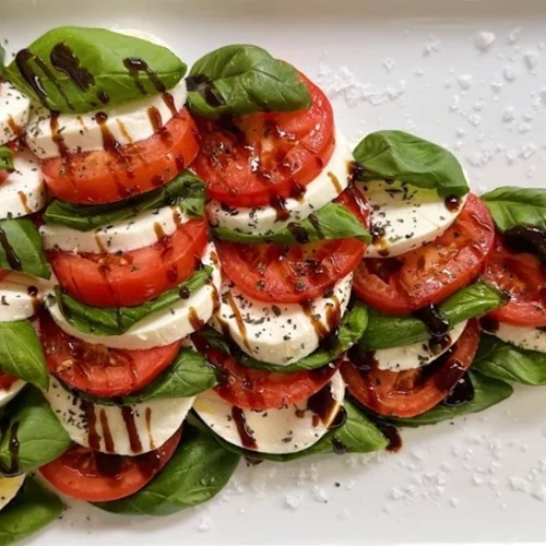 Σαλάτα καπρέζε σε σχήμα χριστουγεννιάτικου δέντρου - θα εντυπωσιάσει στο γιορτινό τραπέζι!