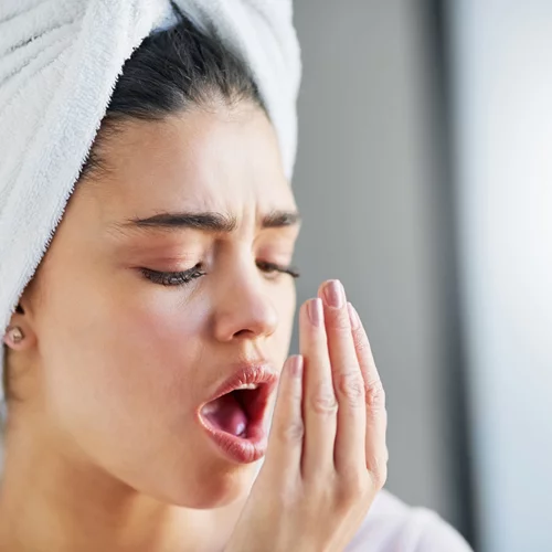 Κακοσμία στόματος: 8 παράγοντες που δεν ήξερες πως προκαλούν δυσάρεστη αναπνοή