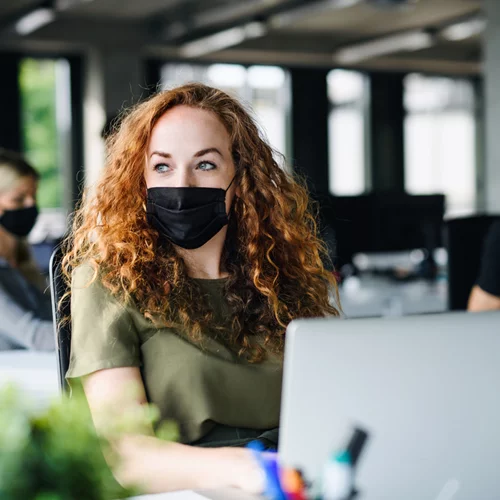 Επιστροφή στη δουλειά μετά από τηλεργασία | Tips για γρήγορη προσαρμογή