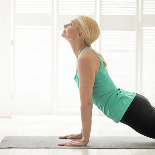 Μπράτσα που χαλάρωσαν: 5 ασκήσεις των 10' που συσφίγγουν τα χέρια μετά τα 50 – χωρίς βάρη