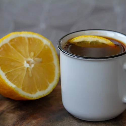 Λεμόνι στον καφέ; Μπορεί η νέα τάση του TikTok να σε αδυνατίσει;