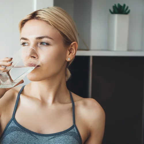 Τι μπορεί να συμβεί στο δέρμα σου εάν πίνεις ζεστό νερό κάθε μέρα