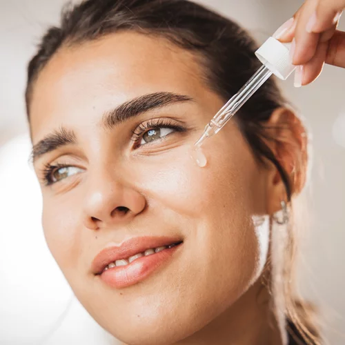 Δέρμα σαν πορσελάνη: 4 κρέμες προσώπου για το πιο glow εφέ