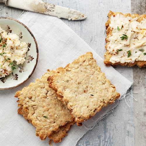 Συνταγή για μεσογειακά κράκερς με ντομάτα και βρώμη στο air fryer