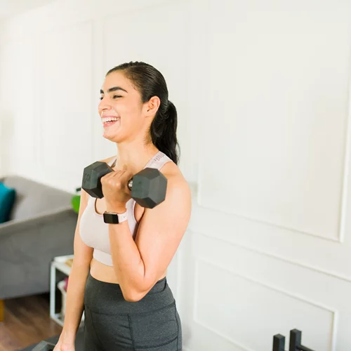 Μετά τα 45: Οι 4 πιο αποτελεσματικές ασκήσεις για να γραμμώσεις τα μπράτσα σου σε 30 μέρες