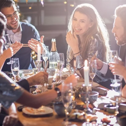 Η τέλεια καλεσμένη: Οι χρυσοί κανόνες για να θέλουν όλοι να σε έχουν στο πάρτι τους
