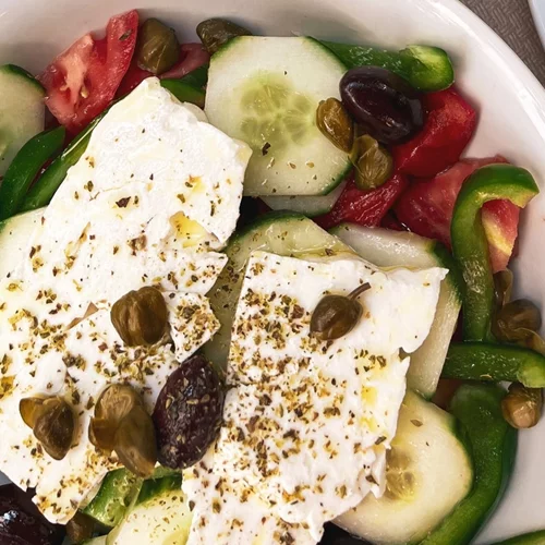 Φέτα vs. ανθότυρο: Οι διαφορές τους και τι να προτιμήσεις ανάλογα με τον στόχο σου