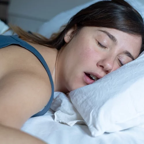 Ροχαλητό στοπ! Η ΩΡΛ μας λέει πως θα περιορίσουμε το ροχαλητό και την υπνική άπνοια