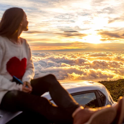 Αντίο Clean Girl, καλωσήρθες Cloud Girl: Πώς να φορέσεις την πιο "wellness" απόχρωση του 2026