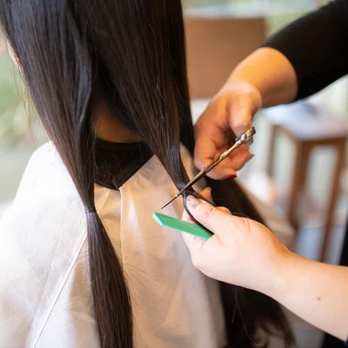 "Είχε μαλλιά πριγκίπισσας": Μητέρα 4 παιδιών "σπάει" το παγκόσμιο ρεκόρ δωρεάς μαλλιών για παιδιά με καρκίνο