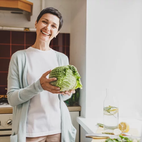 Είσαι 50+; Πώς η υγιεινή διατροφή μπορεί να επιβραδύνει τη γήρανση (και να παρατείνει τη ζωή σου)