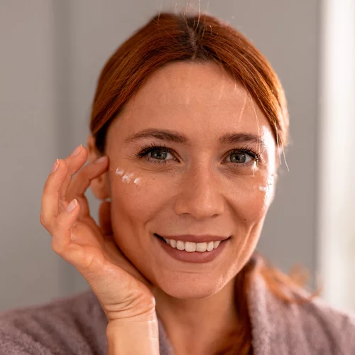 Reverse Aging: 5 θαυματουργές κινήσεις που μειώνουν τις ρυτίδες στα μάτια και γυρνούν τον χρόνο πίσω