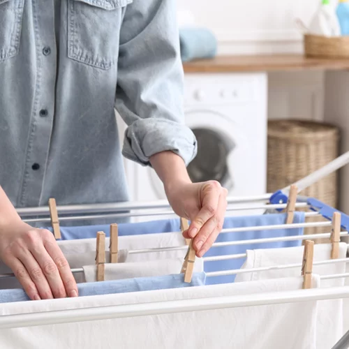 Στεγνώνεις τα ρούχα σε εσωτερικούς χώρους; Δες από τι κινδυνεύεις