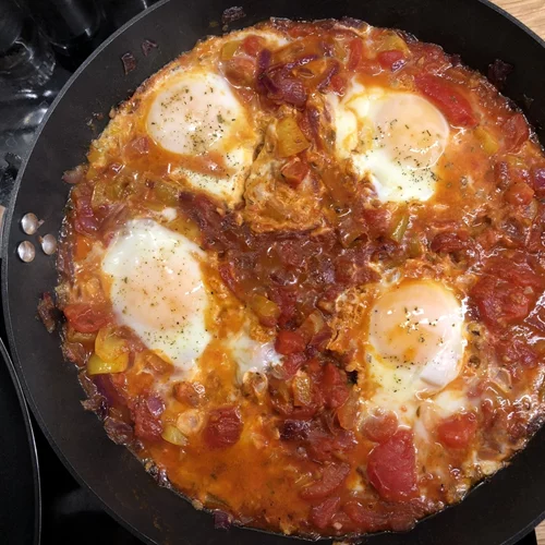 Στραπατσάδα ή καγιανάς: Συνταγή για το απόλυτα καλοκαιρινό comfort food