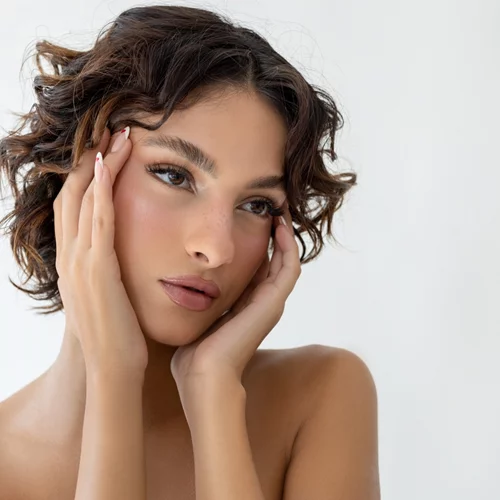 Πώς να κάνεις τα μάτια σου να φαίνονται μεγαλύτερα με eyeliner (βήμα-βήμα)