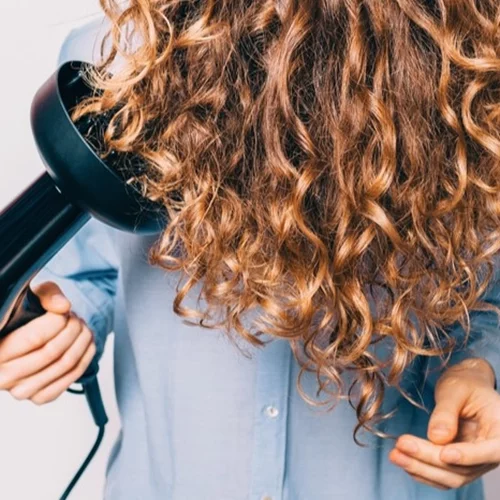 Η μέθοδος για να καταπολεμήσεις το ανεπιθύμητο φριζάρισμα στα σγουρά μαλλιά