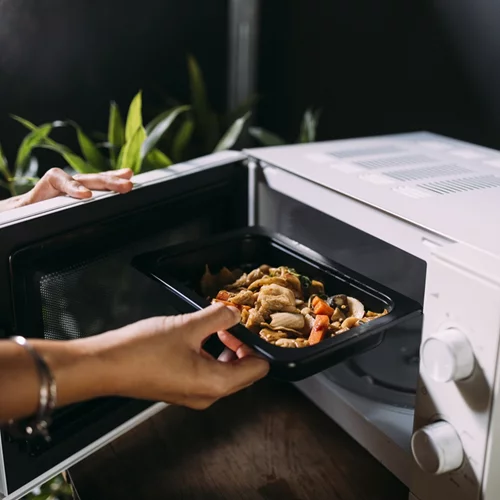 Μυρωδιές/λίπη στον φούρνο μικροκυμάτων: Το κόλπο για να τα αφαιρέσεις σε 5'!