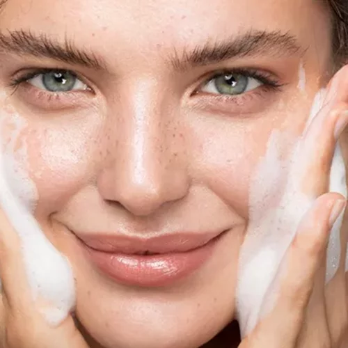 Τα 7 καλύτερα καθαριστικά προσώπου, που θα βρεις στο φαρμακείο της γειτονιάς σου