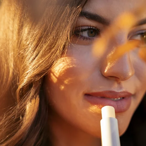 Τα καλύτερα lip glosses με υαλουρονικό οξύ για πιο σαρκώδη χείλη