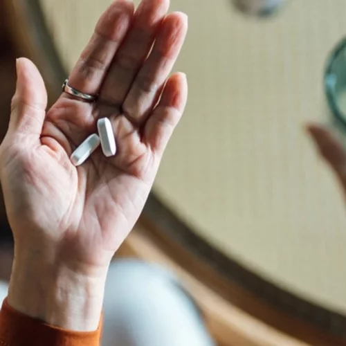 "Υγρός χρυσός": Ποιο είναι το τελευταίο huge TikTok trend στα συμπληρώματα διατροφής;