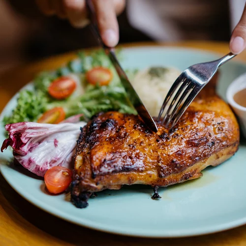 Κοτόπουλο στήθος ή μπούτι: Ποιο είναι τελικά πιο υγιεινό;