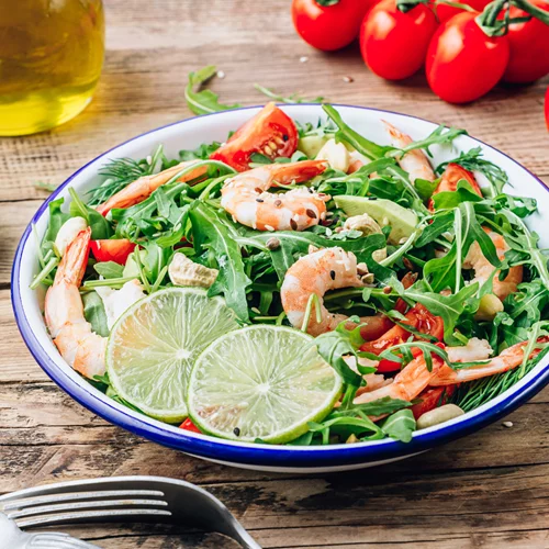 Σαλάτα με ρόκα, αρακά και γαρίδες για ένα ελαφρύ μεσημεριανό