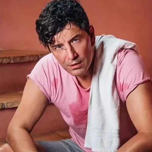 Την ίδρωσε τη φανέλα ο Σάκης Ρουβάς: Η σκληρή προπόνηση στο προσωπικό του γυμναστήριο