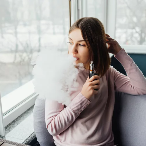 Είσαι ατμιστής και θεωρείς το ηλεκτρονικό τσιγάρο "αθώο"; Να γιατί κινδυνεύεις από ουλίτιδα