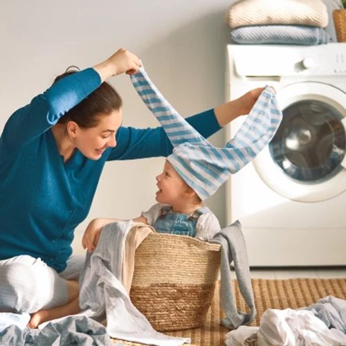 Για να συμμετέχει το παιδί στις δουλειές του σπιτιού, πρέπει να γίνουν πιο εύκολες στο μυαλό τους: 4 τρόποι για να το κάνεις παιχνιδάκι