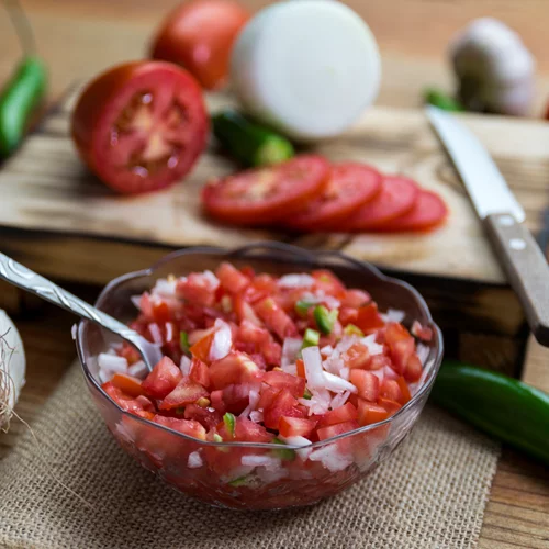 Φρουτοσαλάτα με ντομάτα και άλλες ιδέες για συνταγές με το φρούτο του καλοκαιριού