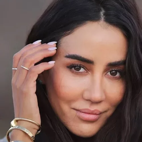 Strawberry milk nails: Το μανικιούρ της άνοιξης που υιοθετούν από τώρα οι πιο φινετσάτες fashionistas