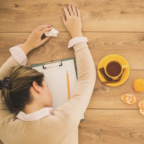 Έχεις ίωση, ιγμορίτιδα, πονάει η πλάτη σου: Να πας στη δουλειά ή όχι;