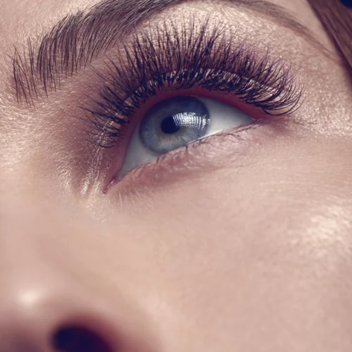 Πώς να βάλω μόνη μου ψεύτικες βλεφαρίδες; 3 κόλπα για άψογο αποτέλεσμα
