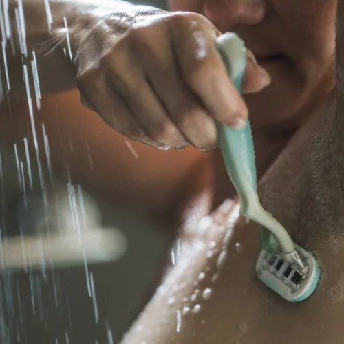 Πώς να κάνω αποτρίχωση στις μασχάλες; Οι επιλογές που έχεις και οι συμβουλές της beauty expert