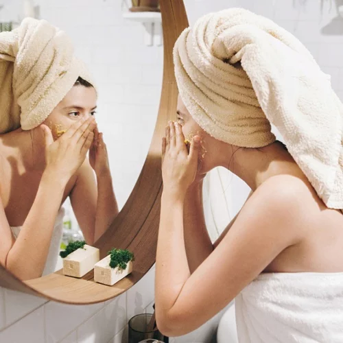 Η συνταγή για σπιτική μάσκα απολέπισης προσώπου με μήλο