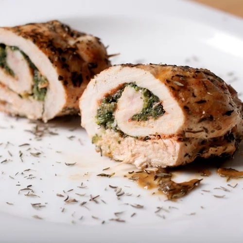 Ρολό κοτόπουλο γεμιστό με ντομάτα και σπανάκι