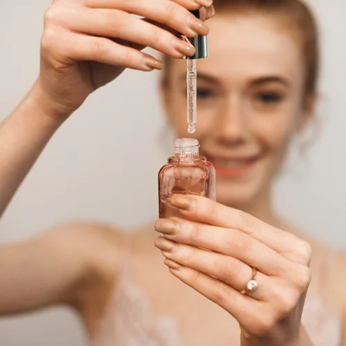 Πώς θα φτιάξω λάδι για μασάζ στα μαλλιά ανάλογα με τον τύπο της τρίχας μου