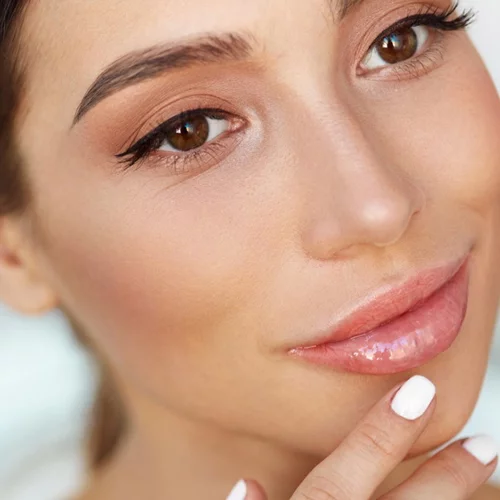 Τα tips για ζουμερά χείλη που ξέρει η beauty guru