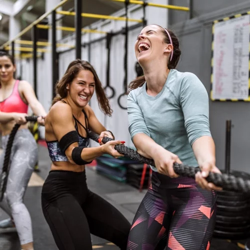 Άσκηση "κρεμάλα": Η πιο φρέσκια παραλλαγή HIIT για να καις λίπος μαζί με την κολλητή σου!