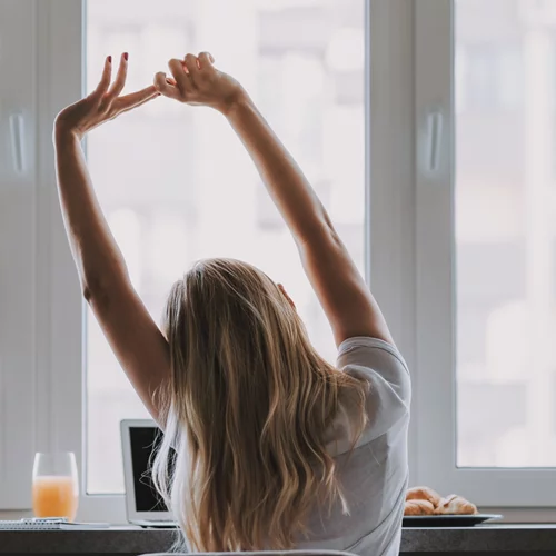 Συμβουλές για να φαίνονται τα μαλλιά μας πιο μακριά