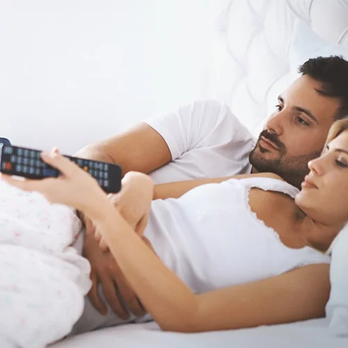 Τηλεόραση στο υπνοδωμάτιο: Πόσο αρνητικά επηρεάζει τη σεξουαλική ζωή σου και τι να κάνεις