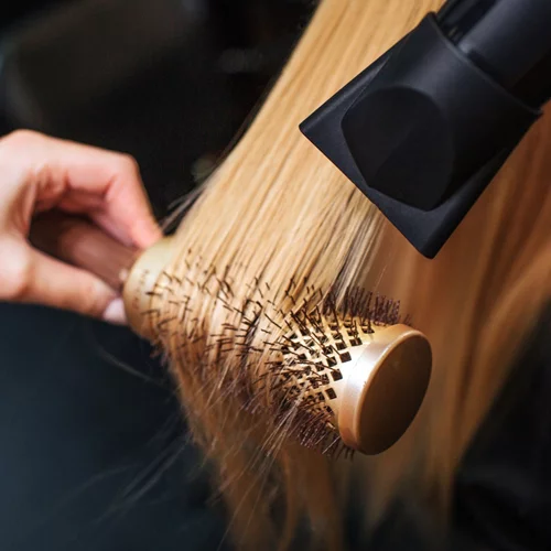 Πιστολάκι μαλλιών, πρέσα, ψαλίδι: Τα χρησιμοποιούμε σωστά;