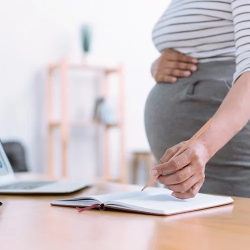 Πώς να πεις στο αφεντικό σου ότι είσαι έγκυος