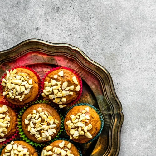 Vegan ατομικά κέικ με σοκολάτα και φυστικοβούτυρο